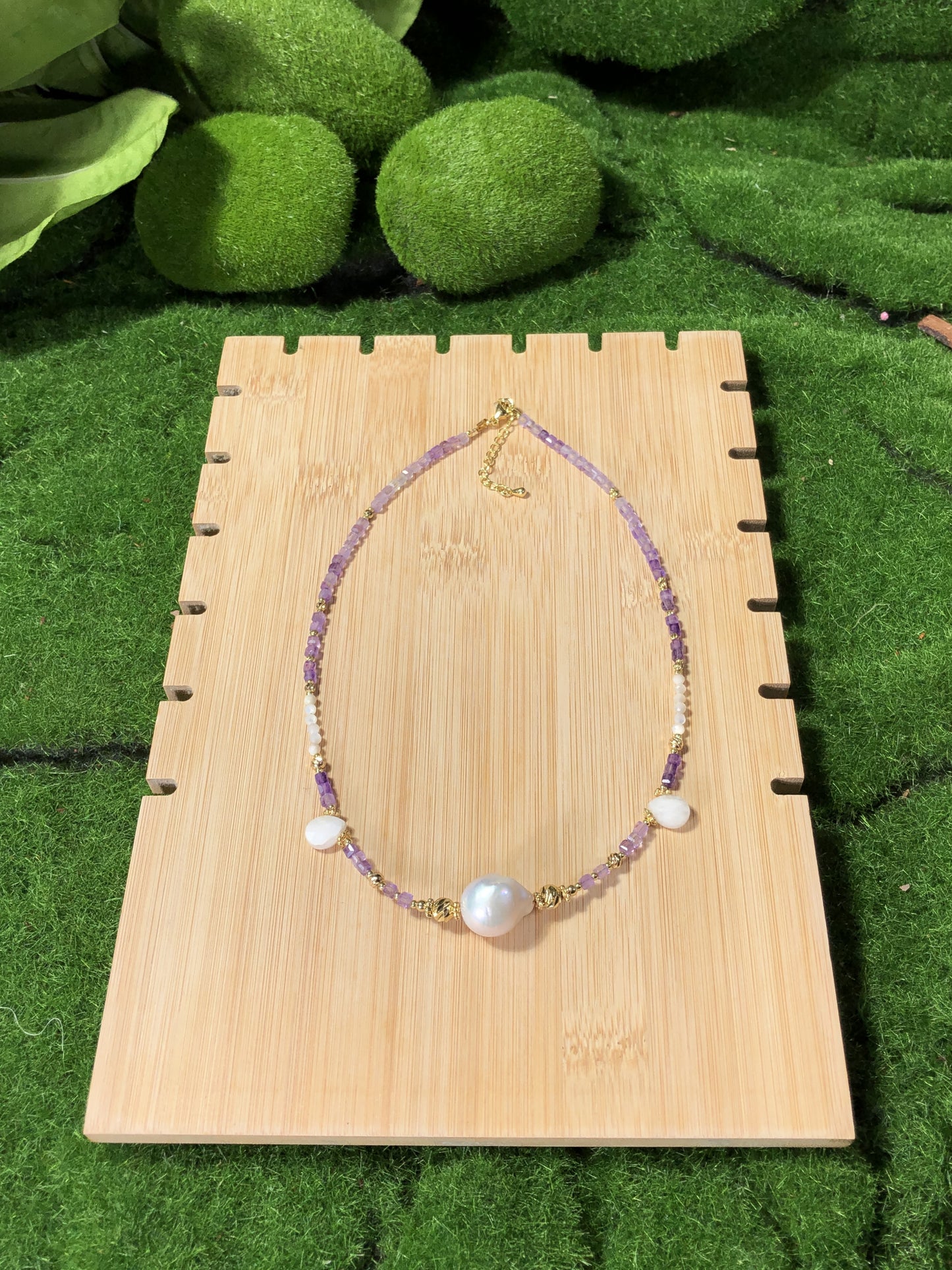 Eine handgefertigte Halskette aus natürlichen Barockperlen und Amethysten, kombiniert mit einer 14-karätig kupferplattierten Goldkette.