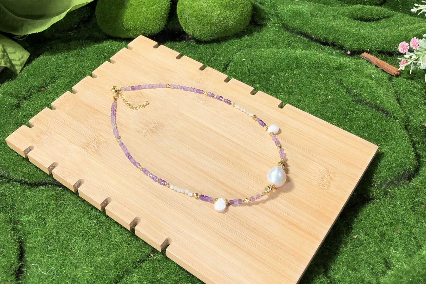 Eine handgefertigte Halskette aus natürlichen Barockperlen und Amethysten, kombiniert mit einer 14-karätig kupferplattierten Goldkette.