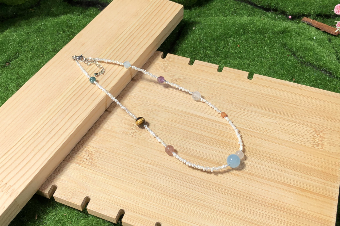 Halskette aus natürlichen Süßwasserperlen und farbigen Edelsteinen mit den acht Planetenmotiven, handgefertigt.