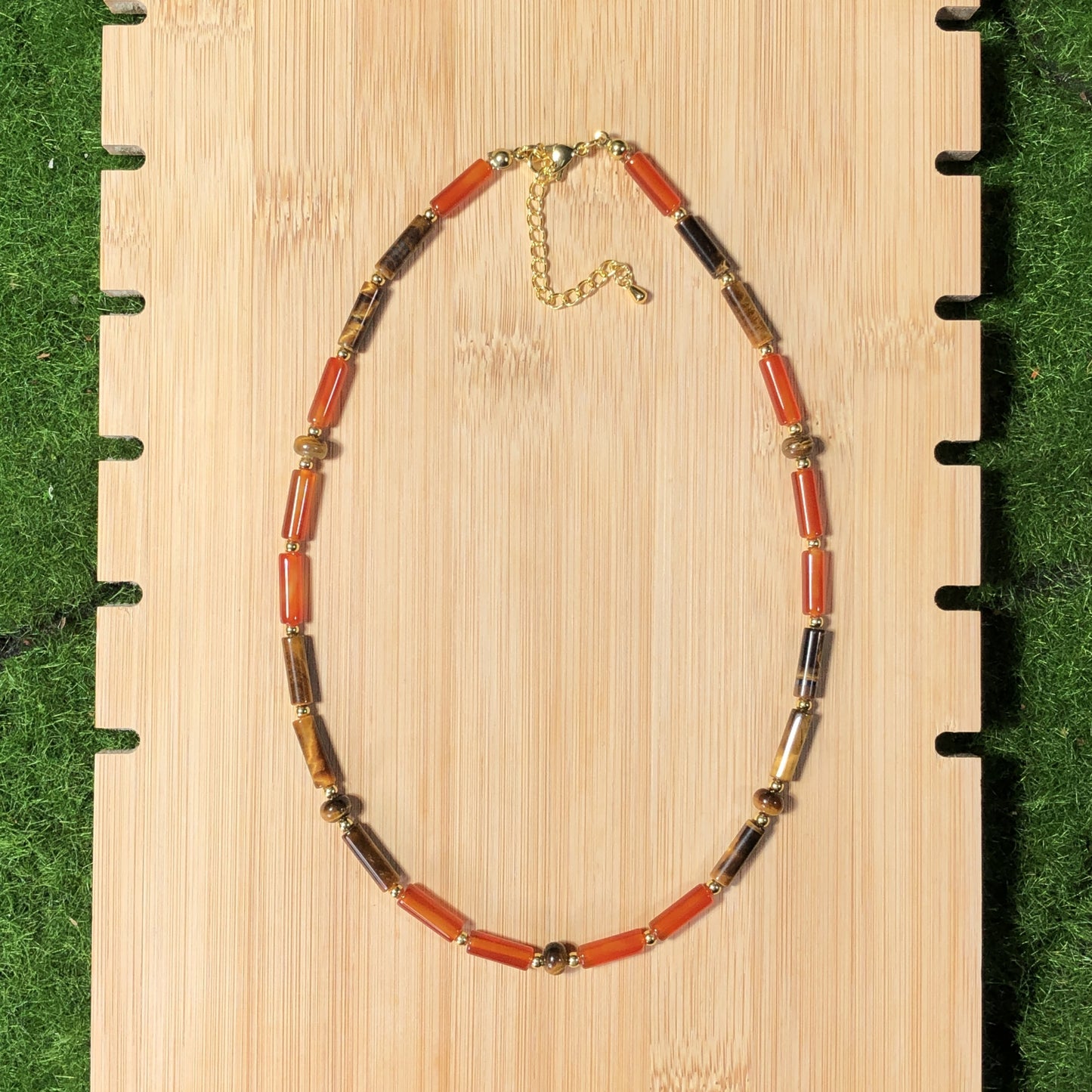 Halskette aus natürlichem Tigeraugenachat, kombiniert mit einer 14-karätig kupferplattierten Goldkette, handgefertigt.