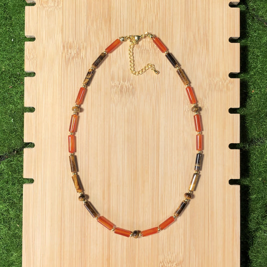Halskette aus natürlichem Tigeraugenachat, kombiniert mit einer 14-karätig kupferplattierten Goldkette, handgefertigt.