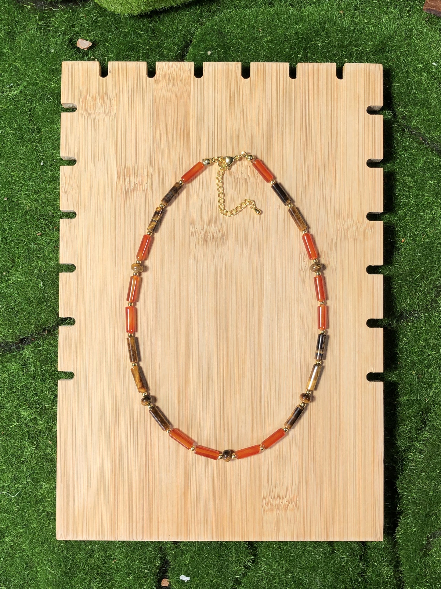 Halskette aus natürlichem Tigeraugenachat, kombiniert mit einer 14-karätig kupferplattierten Goldkette, handgefertigt.