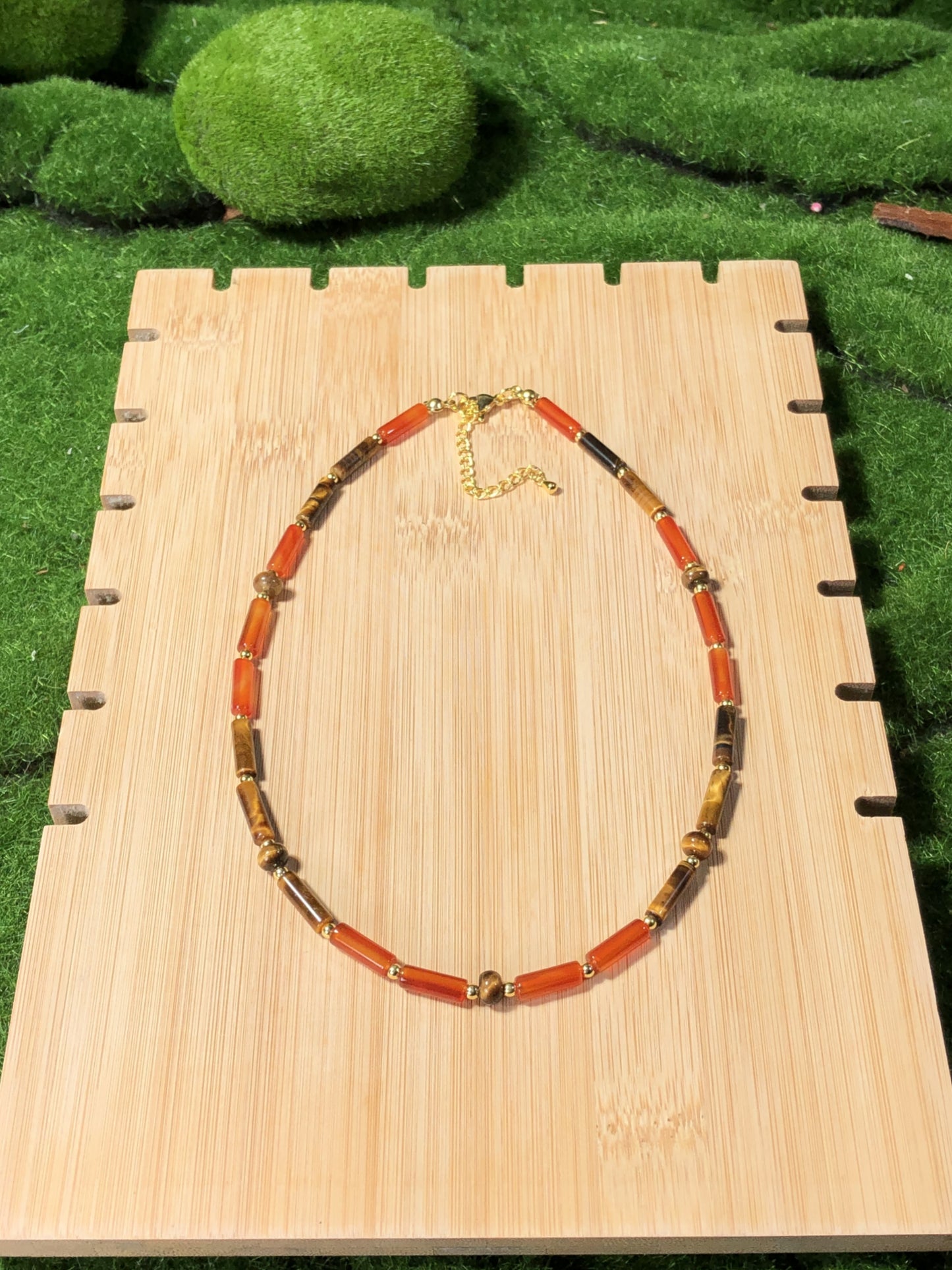 Halskette aus natürlichem Tigeraugenachat, kombiniert mit einer 14-karätig kupferplattierten Goldkette, handgefertigt.