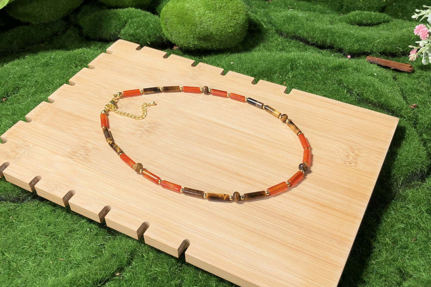 Halskette aus natürlichem Tigeraugenachat, kombiniert mit einer 14-karätig kupferplattierten Goldkette, handgefertigt.