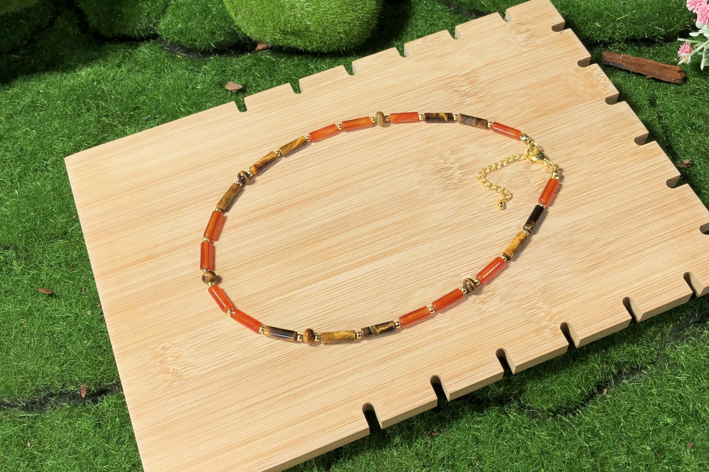 Halskette aus natürlichem Tigeraugenachat, kombiniert mit einer 14-karätig kupferplattierten Goldkette, handgefertigt.