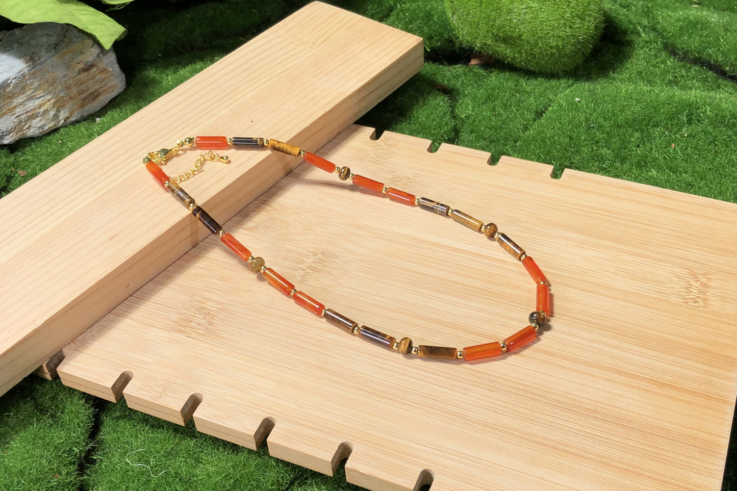 Halskette aus natürlichem Tigeraugenachat, kombiniert mit einer 14-karätig kupferplattierten Goldkette, handgefertigt.