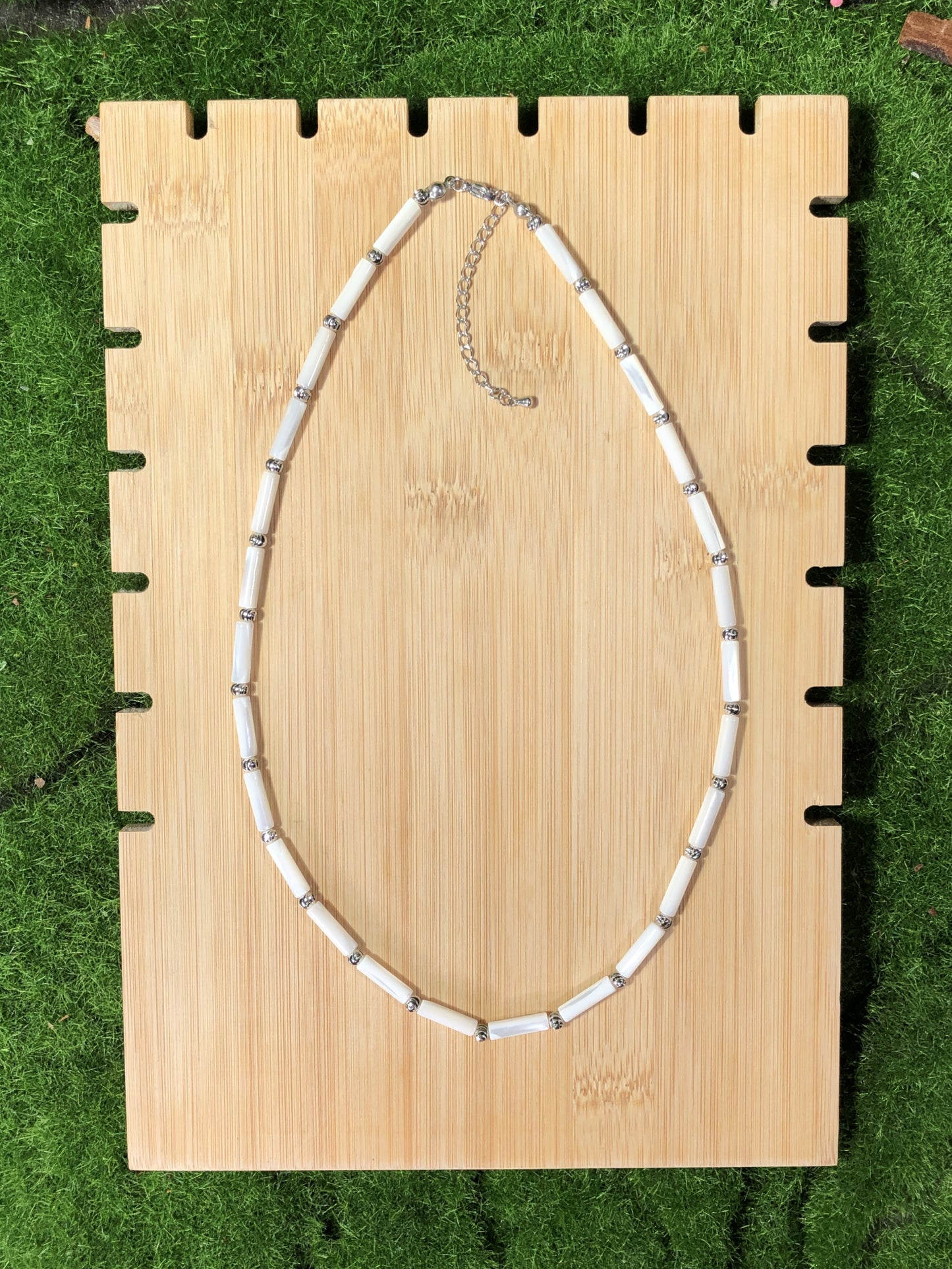 Weiße Muschelkette mit silberner Kette, handgefertigt.