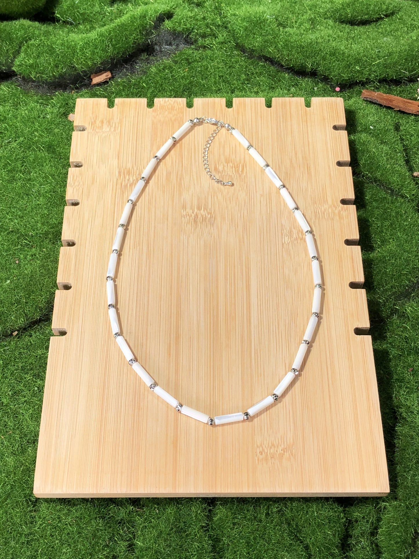 Weiße Muschelkette mit silberner Kette, handgefertigt.