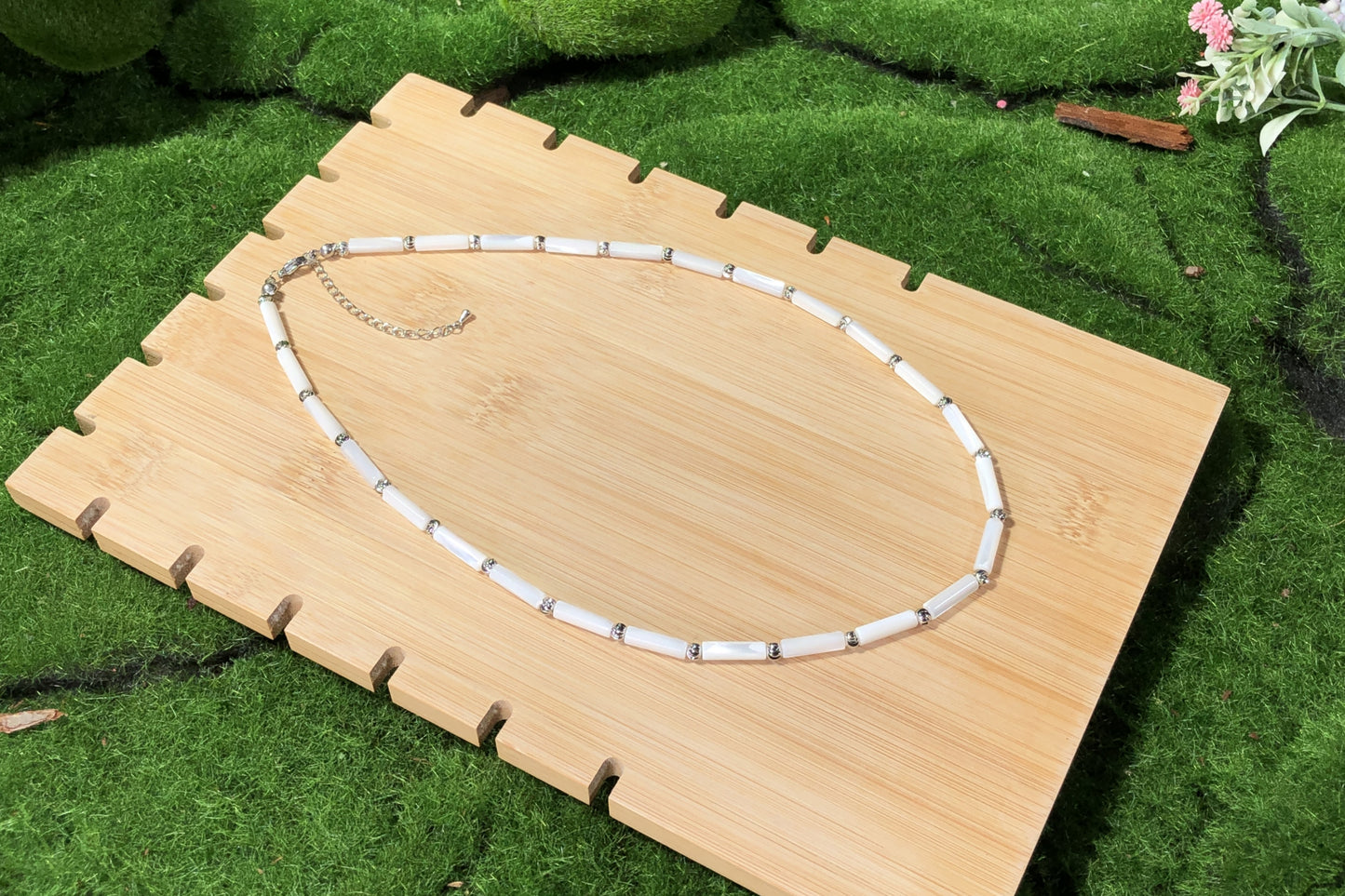 Weiße Muschelkette mit silberner Kette, handgefertigt.