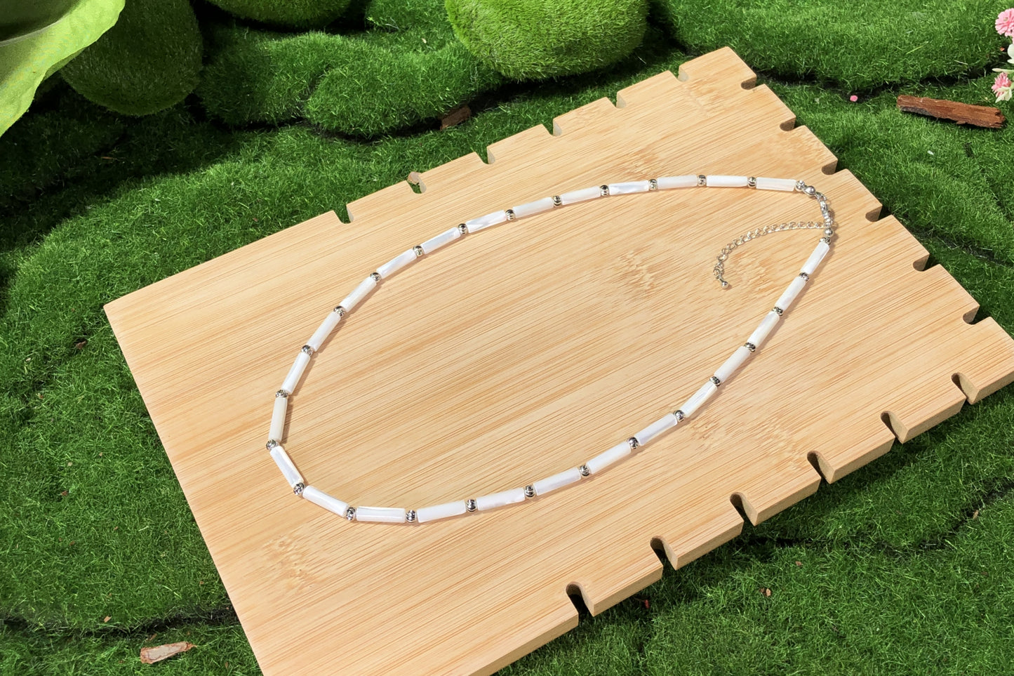 Weiße Muschelkette mit silberner Kette, handgefertigt.