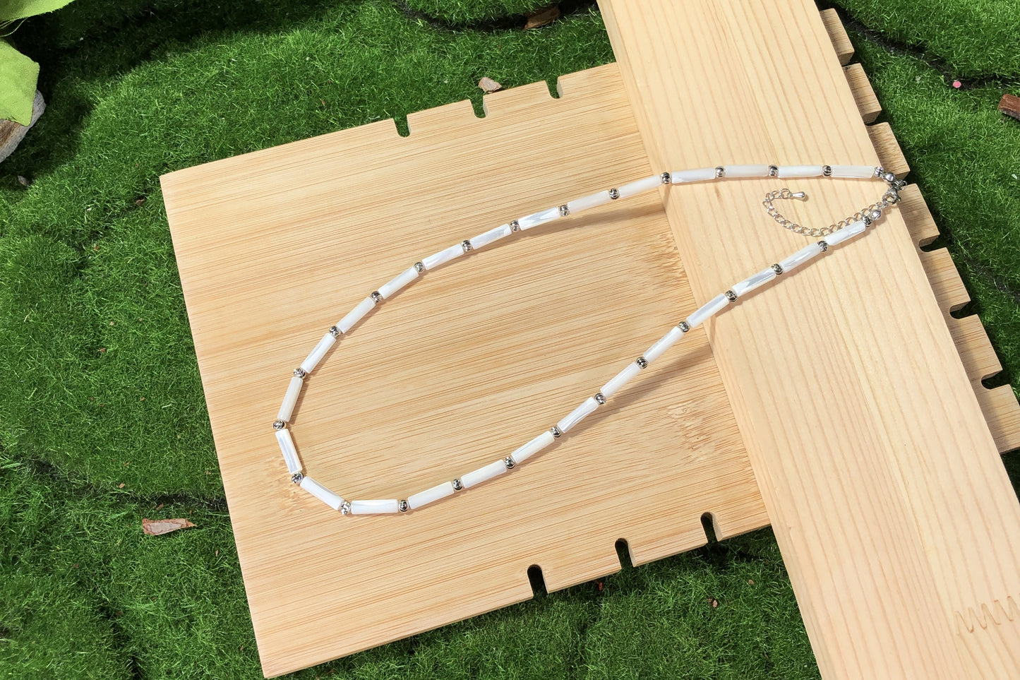 Weiße Muschelkette mit silberner Kette, handgefertigt.