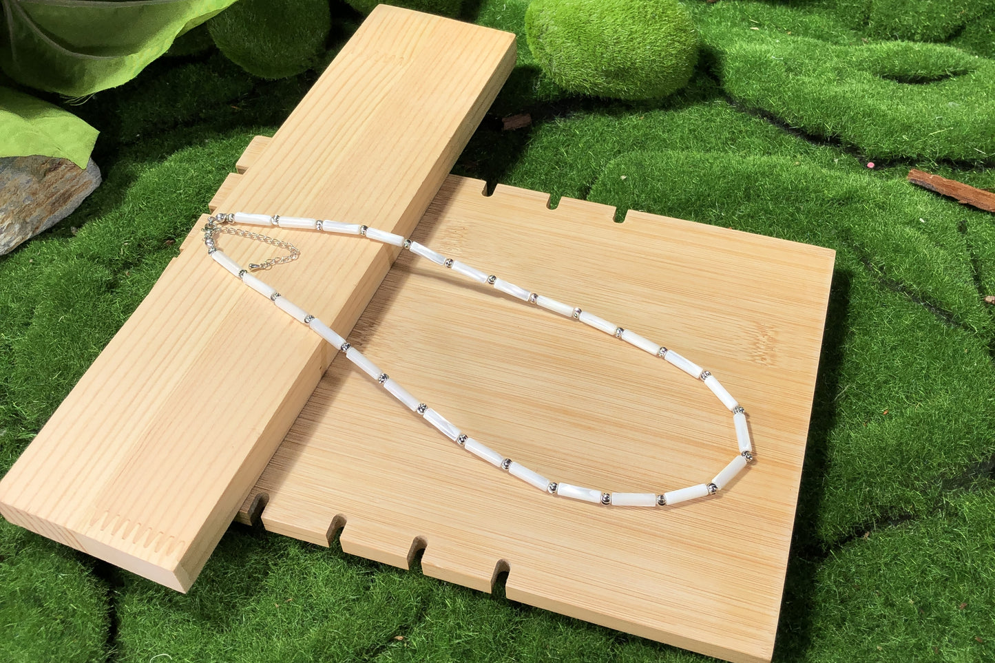 Weiße Muschelkette mit silberner Kette, handgefertigt.