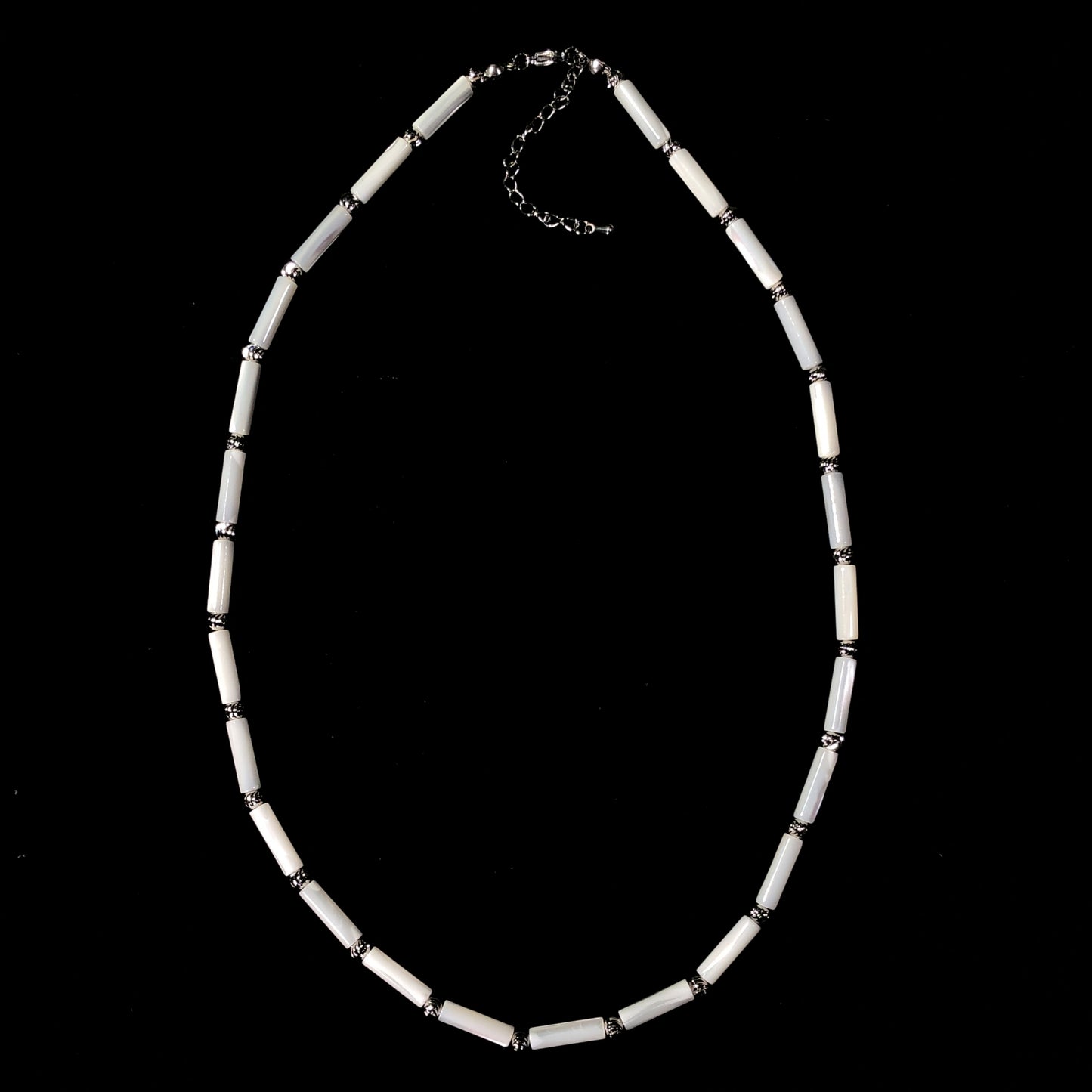 Weiße Muschelkette mit silberner Kette, handgefertigt.