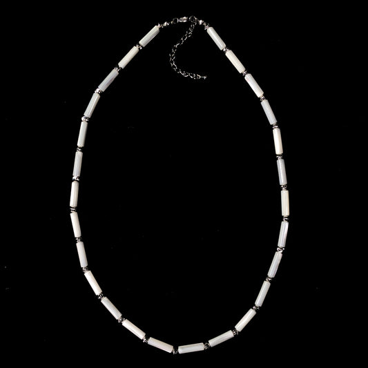 Weiße Muschelkette mit silberner Kette, handgefertigt.