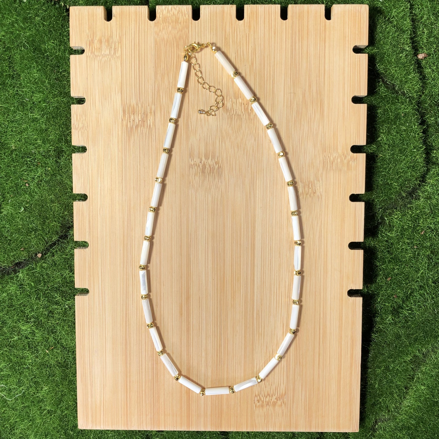 Halskette aus weißer Muschel, 14-karätig vergoldete Kupferkette, handgefertigt.