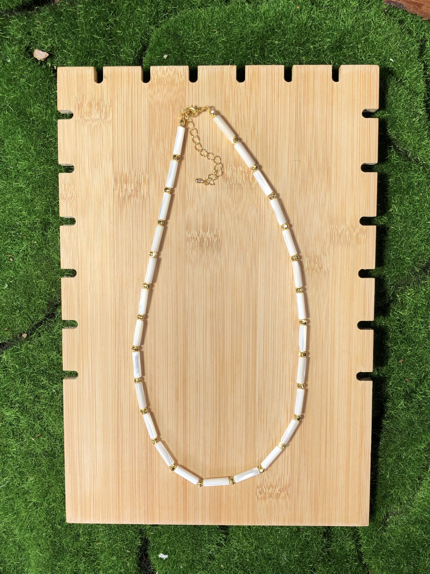 Halskette aus weißer Muschel, 14-karätig vergoldete Kupferkette, handgefertigt.