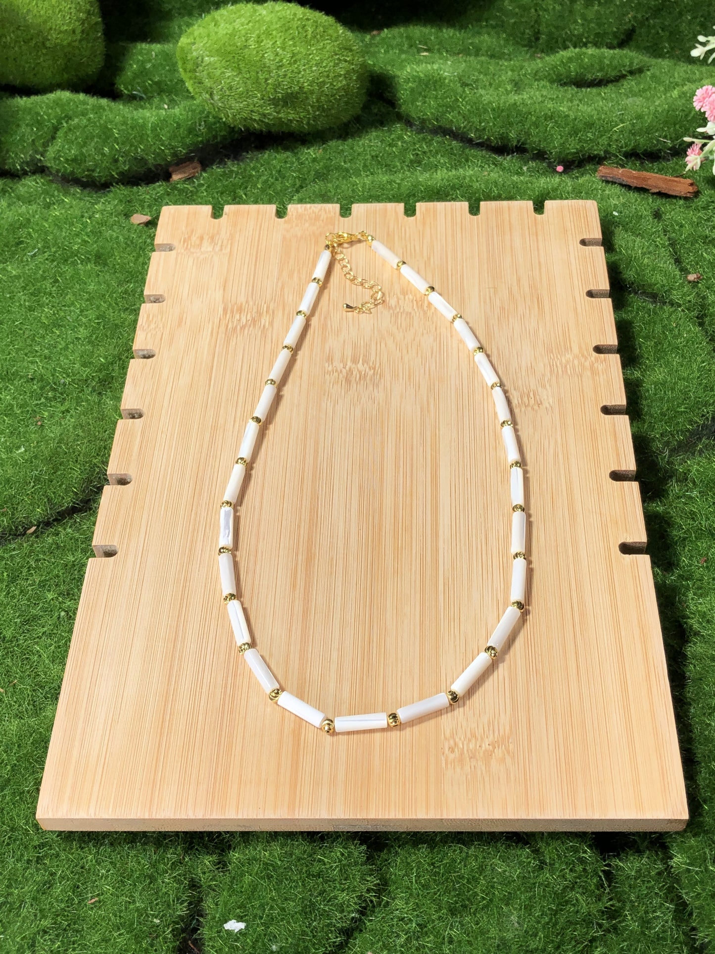 Halskette aus weißer Muschel, 14-karätig vergoldete Kupferkette, handgefertigt.