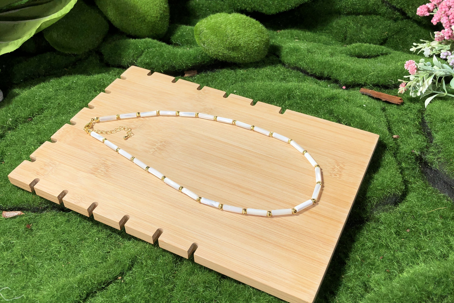 Halskette aus weißer Muschel, 14-karätig vergoldete Kupferkette, handgefertigt.