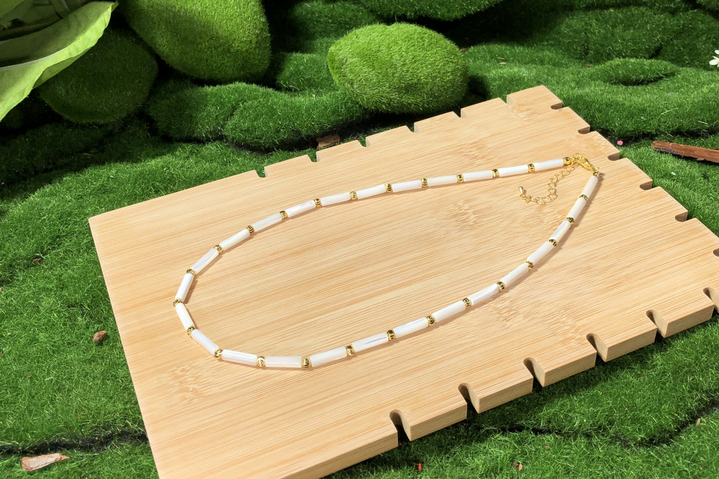 Halskette aus weißer Muschel, 14-karätig vergoldete Kupferkette, handgefertigt.