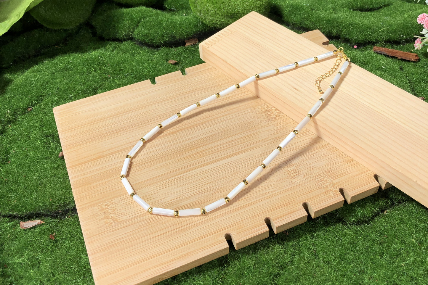 Halskette aus weißer Muschel, 14-karätig vergoldete Kupferkette, handgefertigt.