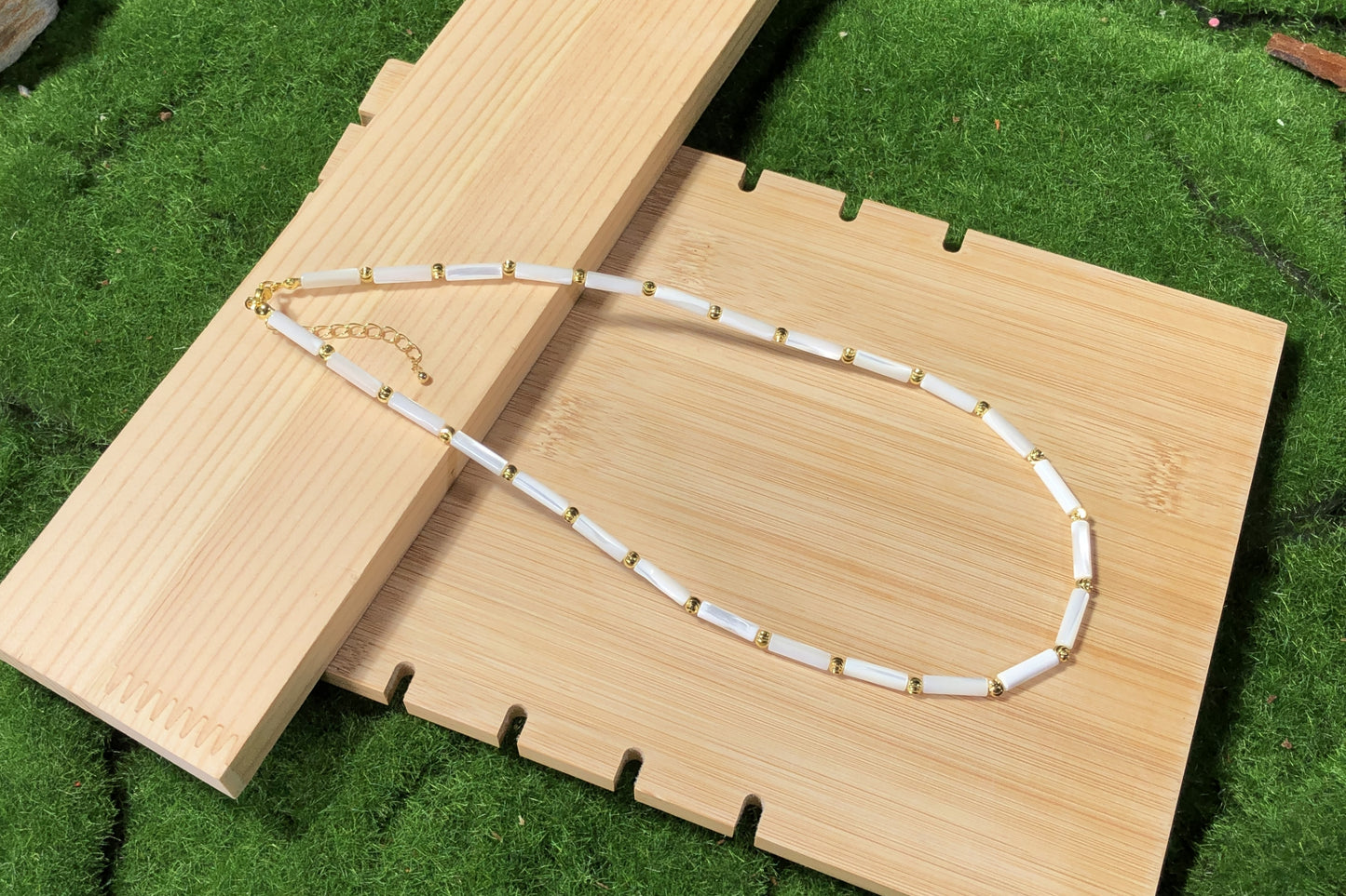 Halskette aus weißer Muschel, 14-karätig vergoldete Kupferkette, handgefertigt.