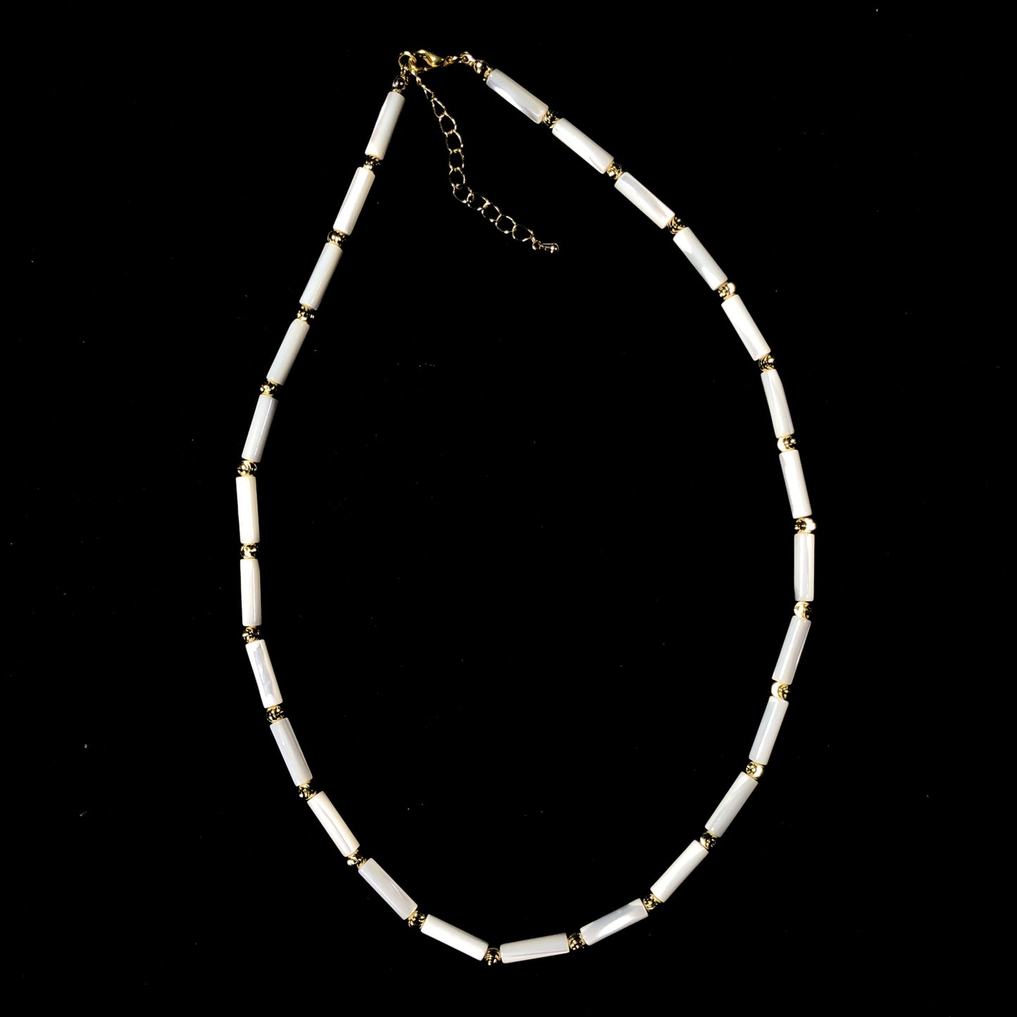 Halskette aus weißer Muschel, 14-karätig vergoldete Kupferkette, handgefertigt.