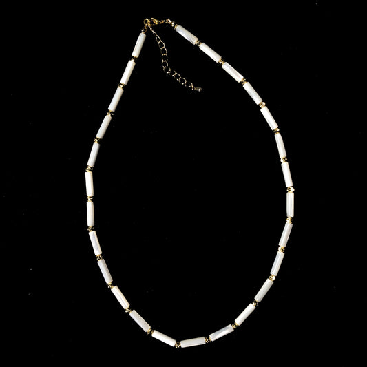 Halskette aus weißer Muschel, 14-karätig vergoldete Kupferkette, handgefertigt.