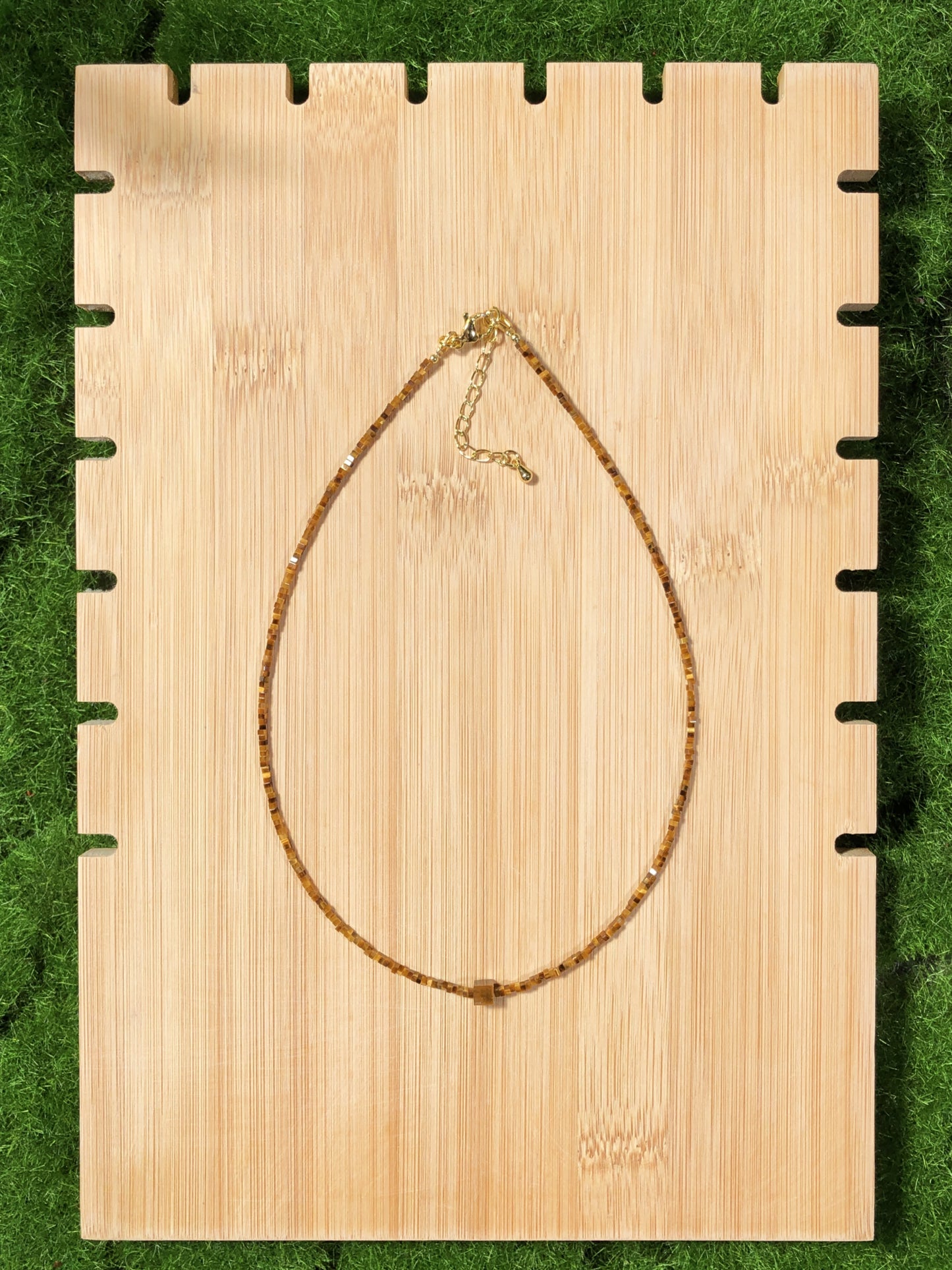 Halskette aus natürlichem Tigerauge mit quadratischen Perlen und einem quadratischen Perlenanhänger, handgefertigt.