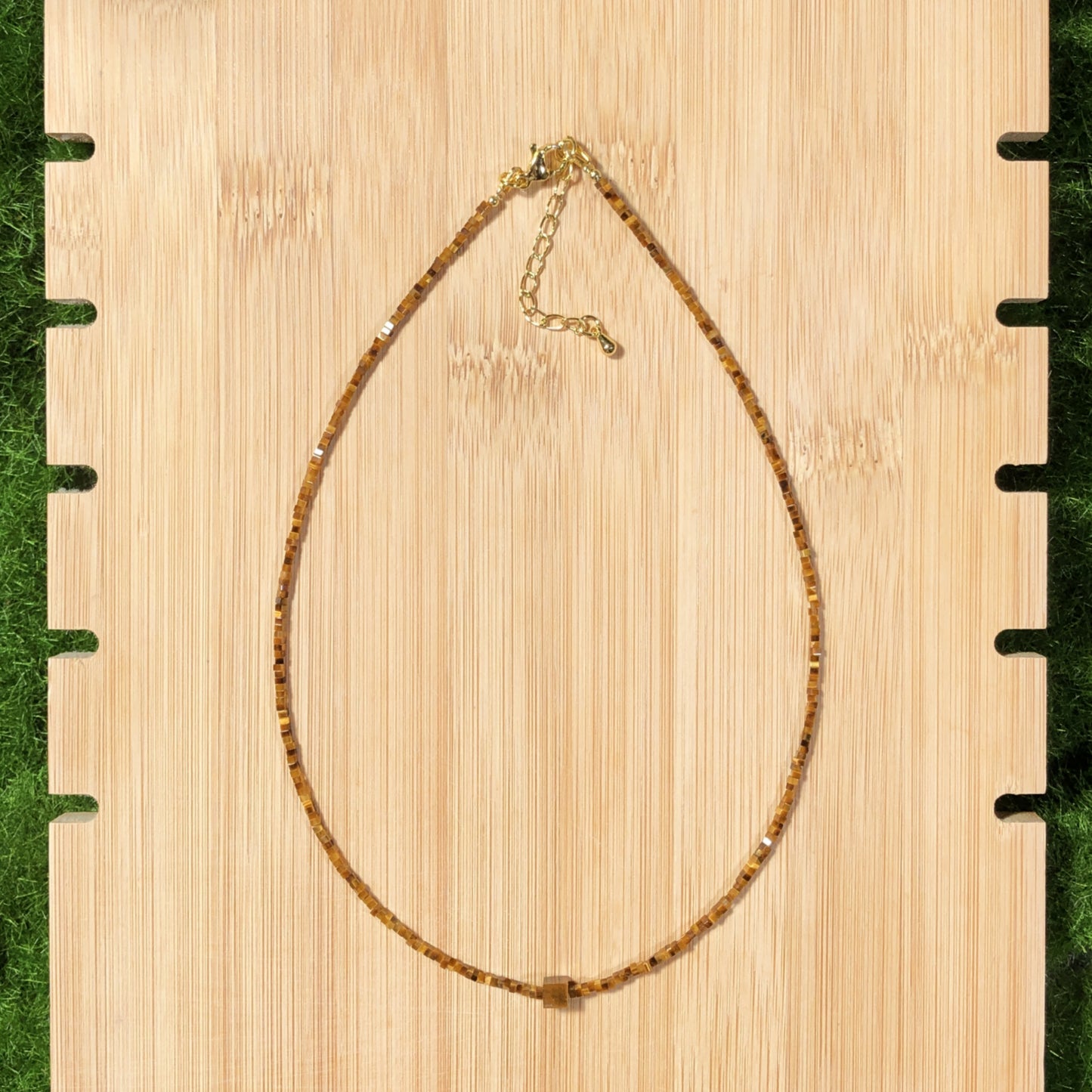 Halskette aus natürlichem Tigerauge mit quadratischen Perlen und einem quadratischen Perlenanhänger, handgefertigt.