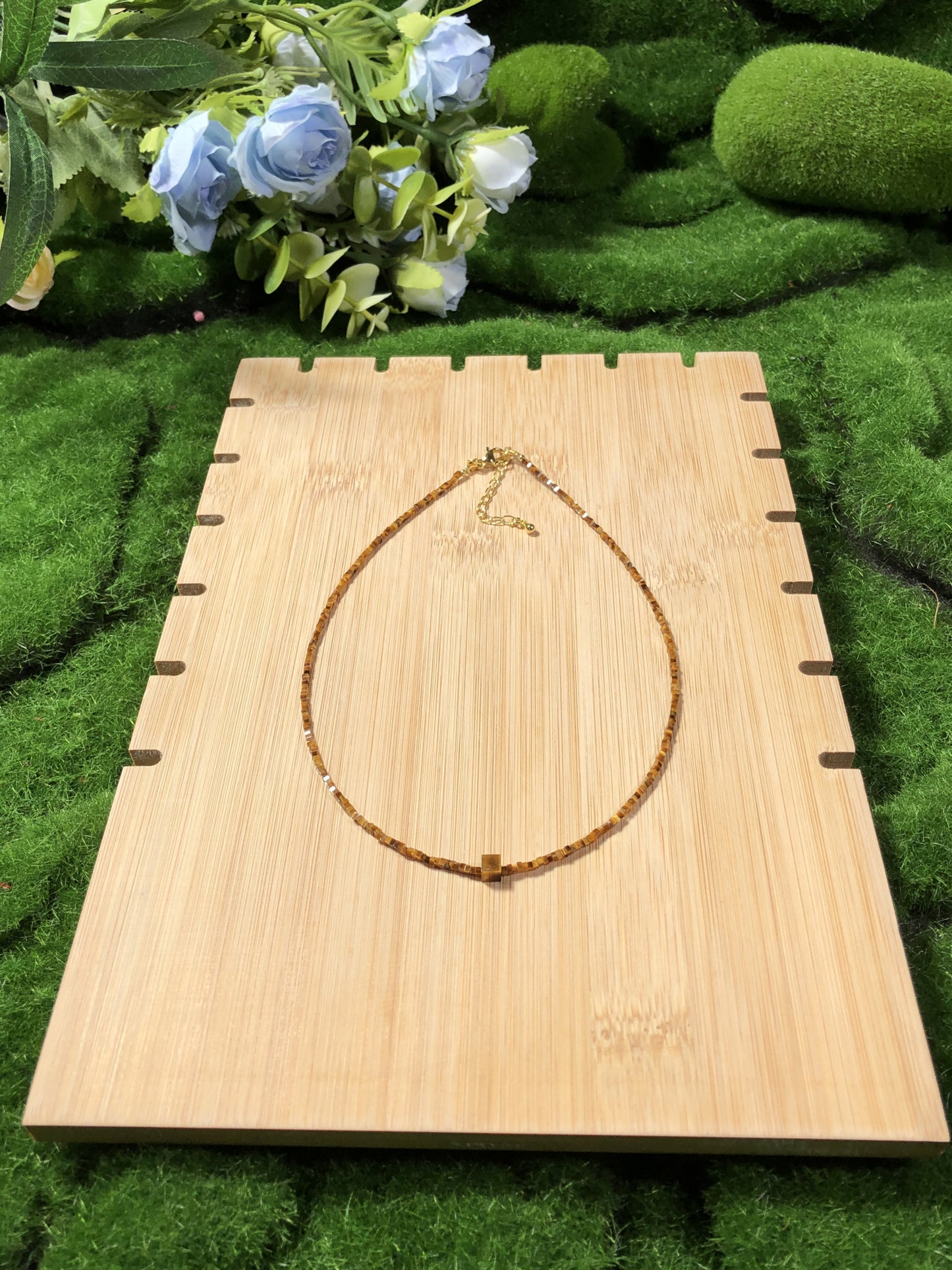 Halskette aus natürlichem Tigerauge mit quadratischen Perlen und einem quadratischen Perlenanhänger, handgefertigt.