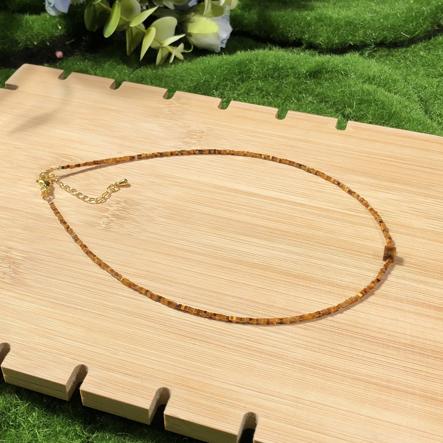 Halskette aus natürlichem Tigerauge mit quadratischen Perlen und einem quadratischen Perlenanhänger, handgefertigt.