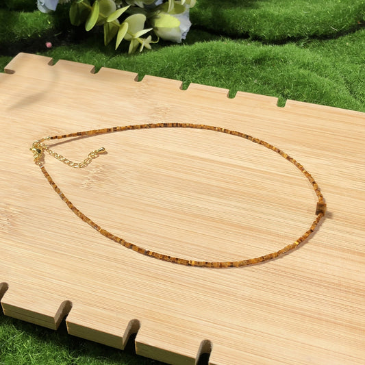 Halskette aus natürlichem Tigerauge mit quadratischen Perlen und einem quadratischen Perlenanhänger, handgefertigt.