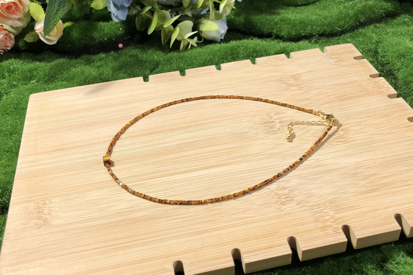 Halskette aus natürlichem Tigerauge mit quadratischen Perlen und einem quadratischen Perlenanhänger, handgefertigt.