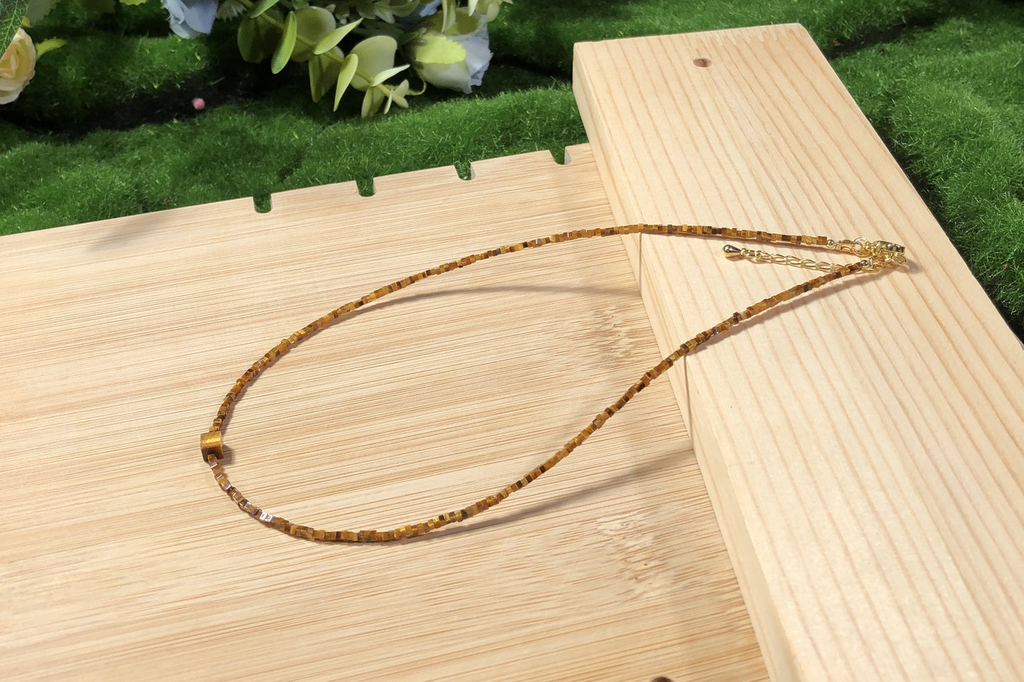 Halskette aus natürlichem Tigerauge mit quadratischen Perlen und einem quadratischen Perlenanhänger, handgefertigt.