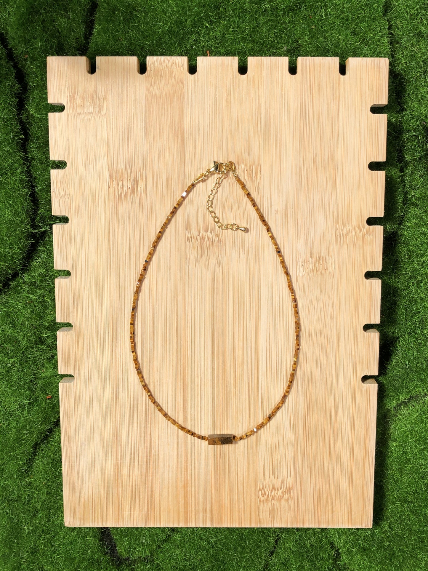 Dieses handgefertigte Schmuckstück besteht aus quadratischen Perlen aus natürlichem Tigerauge und einem rechteckigen Anhänger aus quadratischen Perlen.