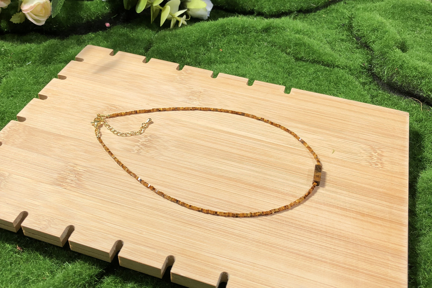 Dieses handgefertigte Schmuckstück besteht aus quadratischen Perlen aus natürlichem Tigerauge und einem rechteckigen Anhänger aus quadratischen Perlen.