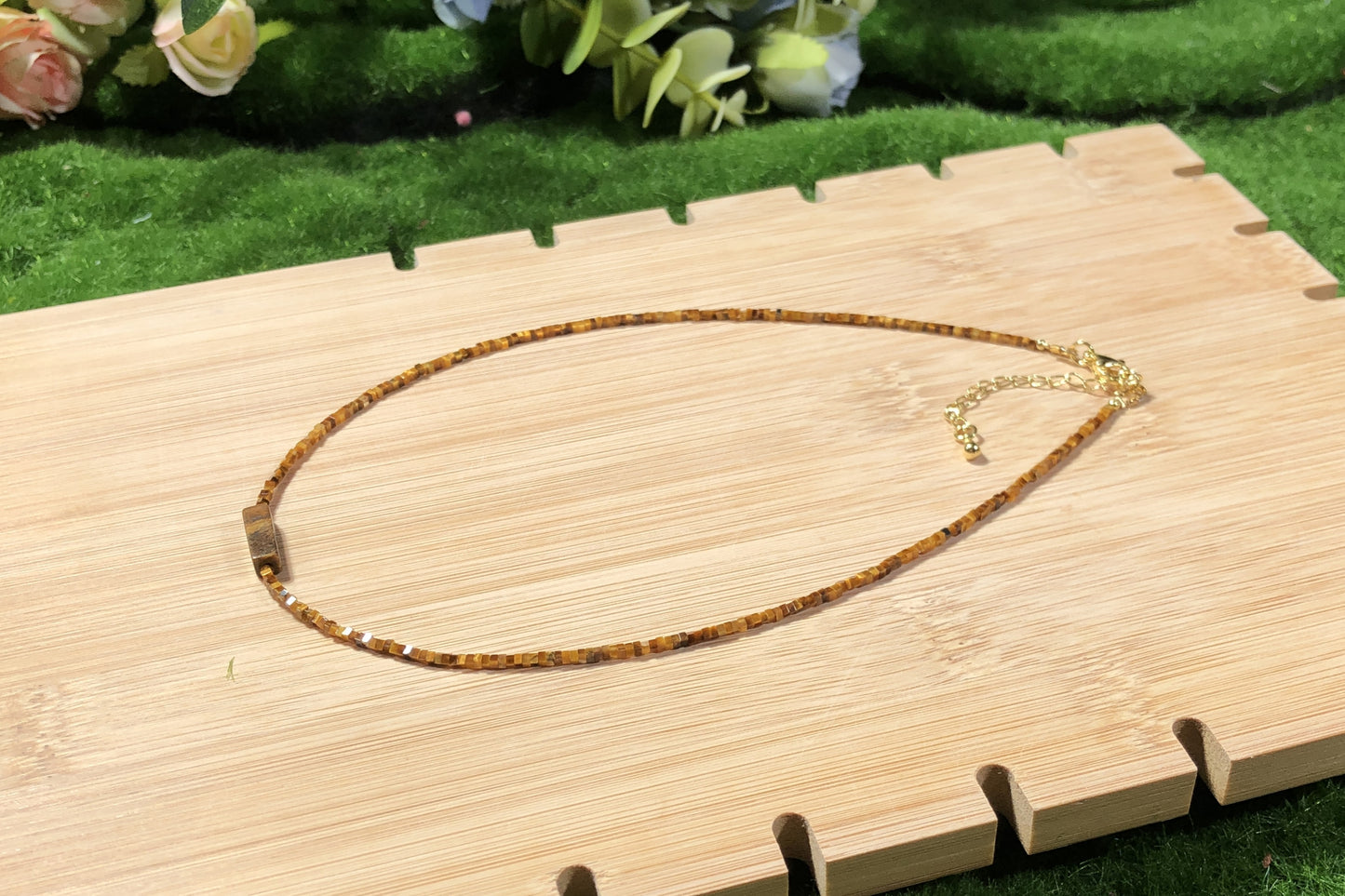 Dieses handgefertigte Schmuckstück besteht aus quadratischen Perlen aus natürlichem Tigerauge und einem rechteckigen Anhänger aus quadratischen Perlen.