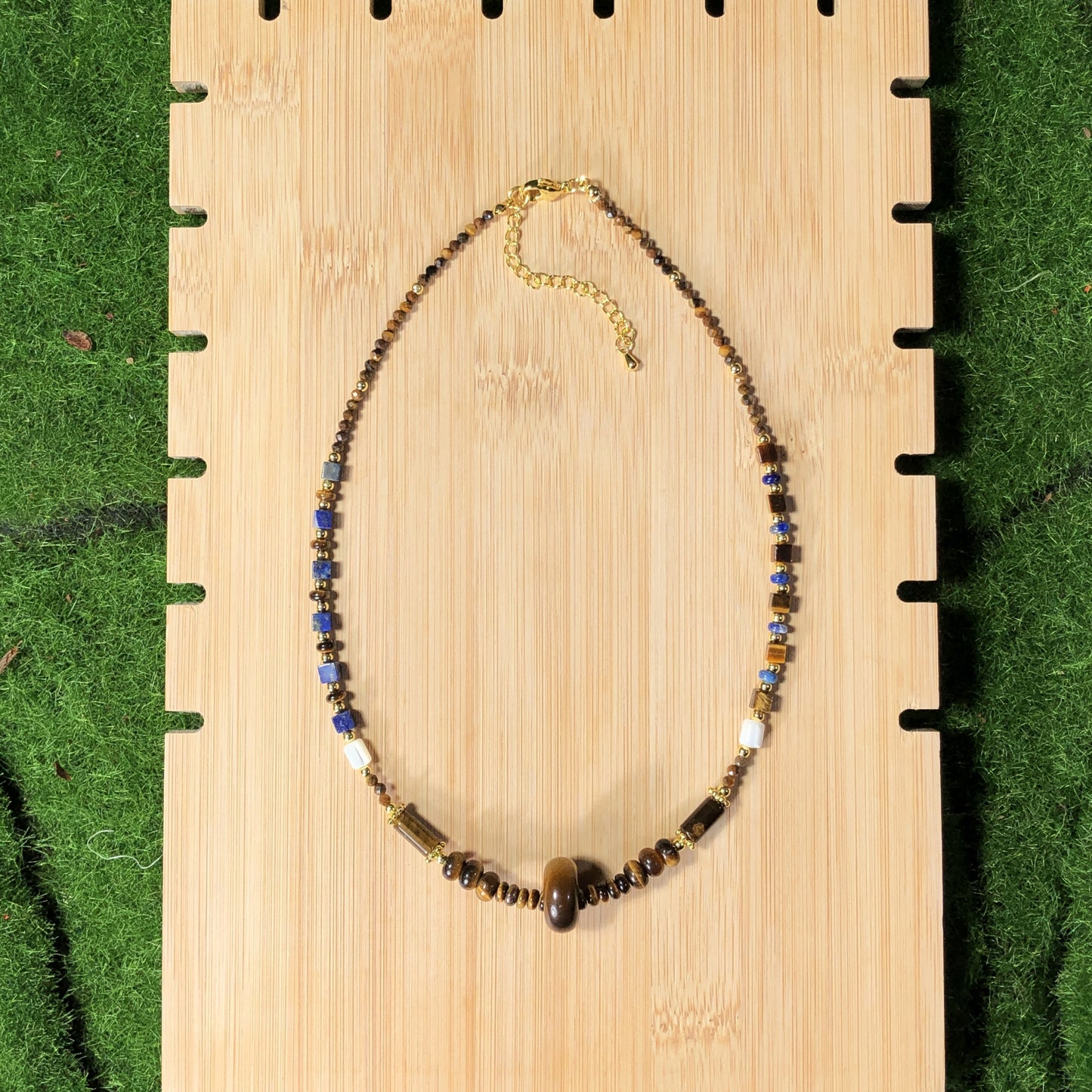 Eine handgefertigte Halskette aus natürlichem Tigerauge und Lapislazuli, gefertigt aus 14-karätig vergoldetem Kupfer.