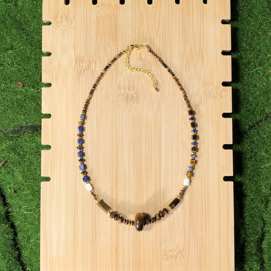 Eine handgefertigte Halskette aus natürlichem Tigerauge und Lapislazuli, gefertigt aus 14-karätig vergoldetem Kupfer.