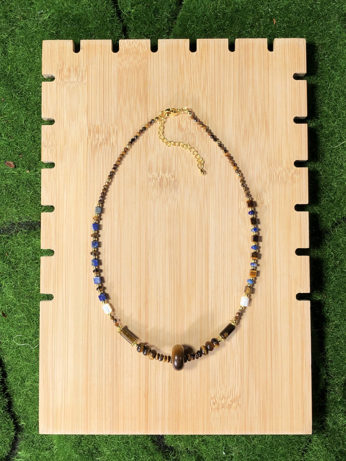 Eine handgefertigte Halskette aus natürlichem Tigerauge und Lapislazuli, gefertigt aus 14-karätig vergoldetem Kupfer.