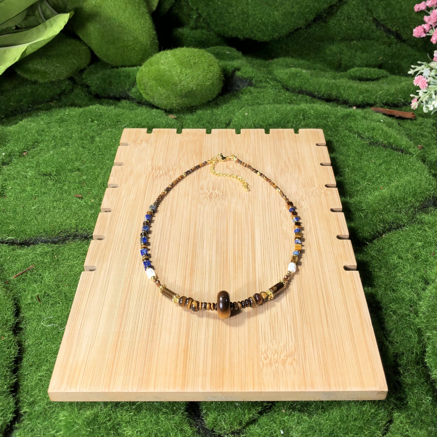 Eine handgefertigte Halskette aus natürlichem Tigerauge und Lapislazuli, gefertigt aus 14-karätig vergoldetem Kupfer.