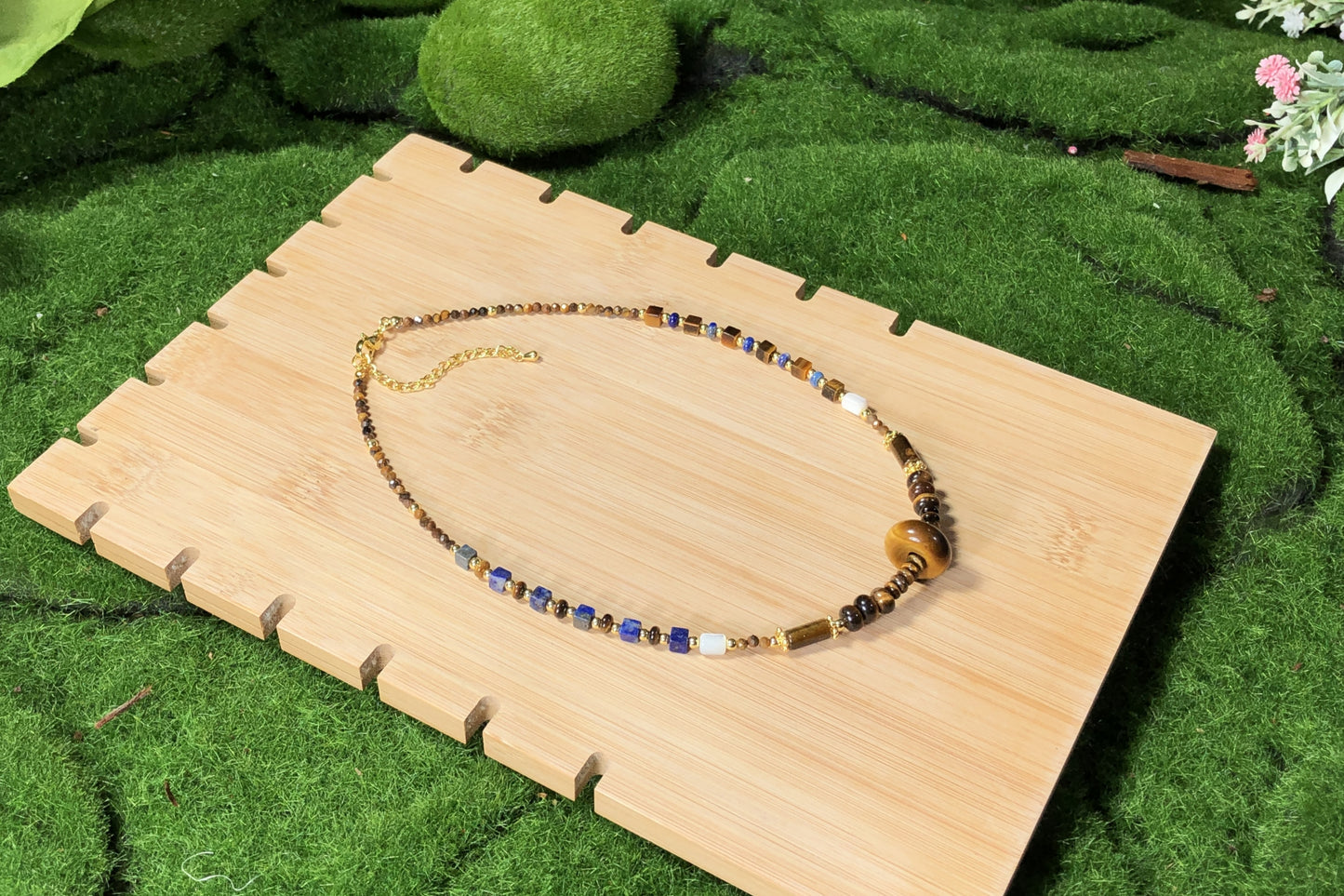 Eine handgefertigte Halskette aus natürlichem Tigerauge und Lapislazuli, gefertigt aus 14-karätig vergoldetem Kupfer.