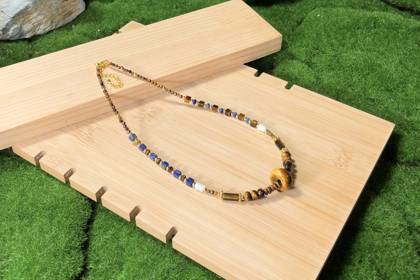 Eine handgefertigte Halskette aus natürlichem Tigerauge und Lapislazuli, gefertigt aus 14-karätig vergoldetem Kupfer.