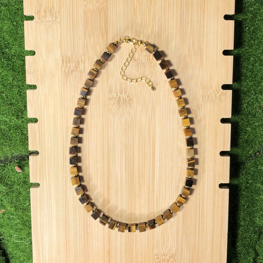 Eine handgefertigte Halskette aus natürlichen Tigeraugen-Würfelperlen mit einer 14-karätig vergoldeten Kupferkette.