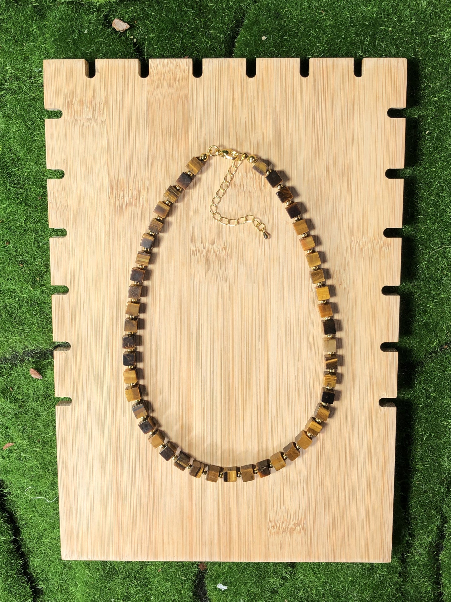 Eine handgefertigte Halskette aus natürlichen Tigeraugen-Würfelperlen mit einer 14-karätig vergoldeten Kupferkette.