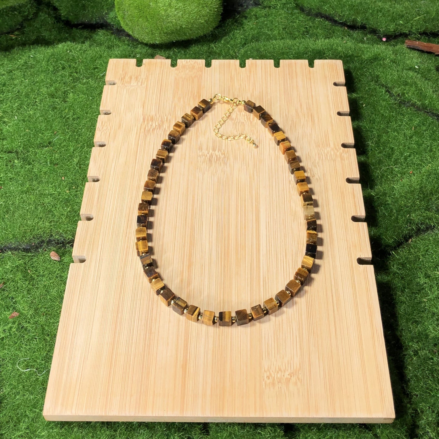 Eine handgefertigte Halskette aus natürlichen Tigeraugen-Würfelperlen mit einer 14-karätig vergoldeten Kupferkette.