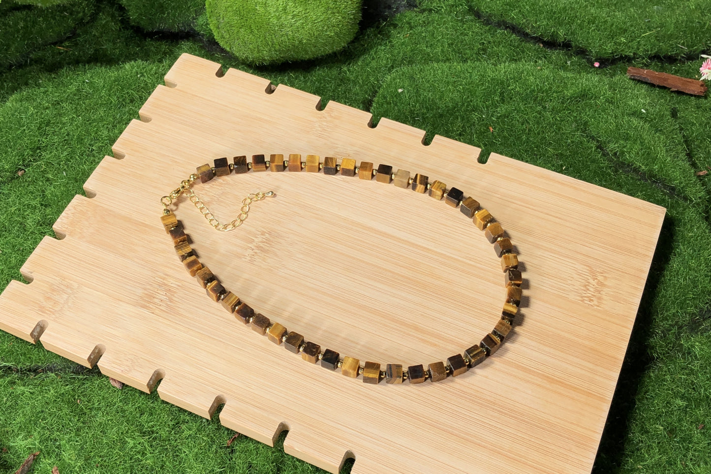 Eine handgefertigte Halskette aus natürlichen Tigeraugen-Würfelperlen mit einer 14-karätig vergoldeten Kupferkette.