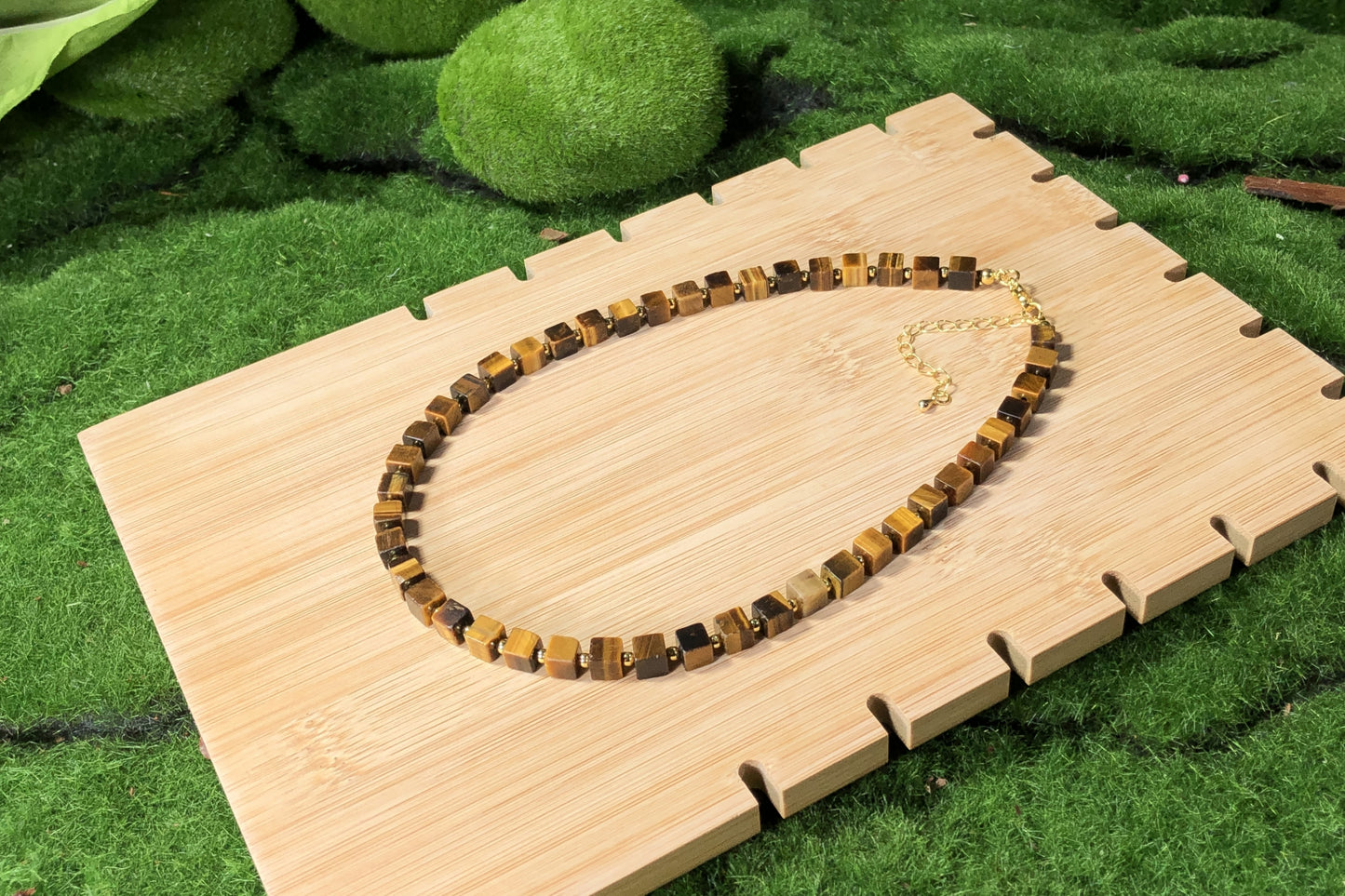 Eine handgefertigte Halskette aus natürlichen Tigeraugen-Würfelperlen mit einer 14-karätig vergoldeten Kupferkette.