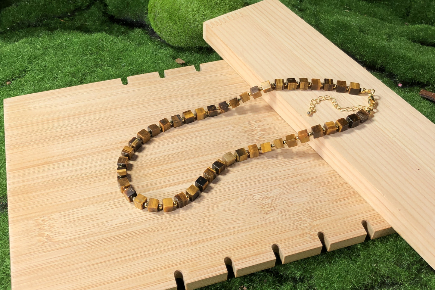 Eine handgefertigte Halskette aus natürlichen Tigeraugen-Würfelperlen mit einer 14-karätig vergoldeten Kupferkette.