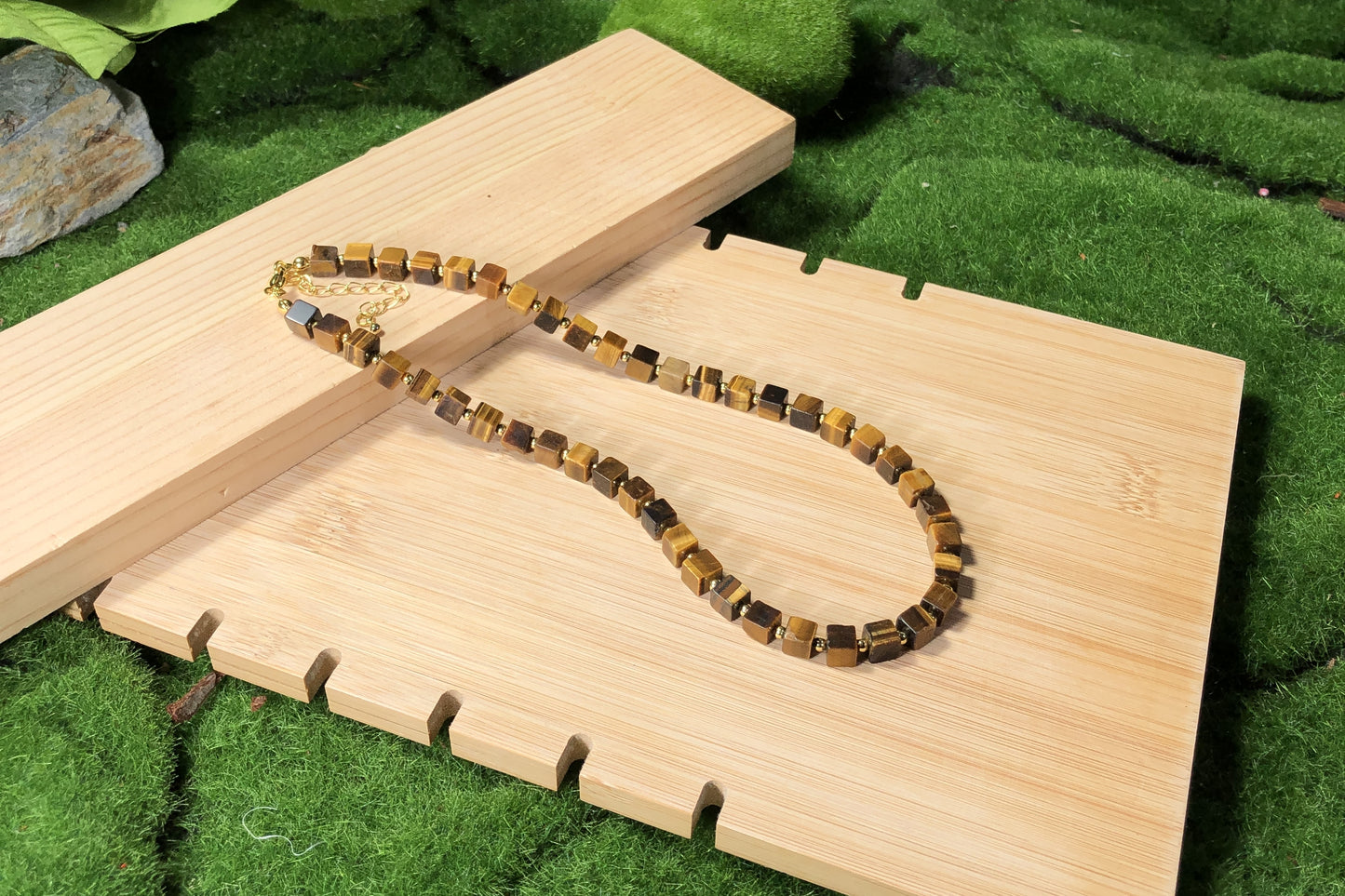 Eine handgefertigte Halskette aus natürlichen Tigeraugen-Würfelperlen mit einer 14-karätig vergoldeten Kupferkette.